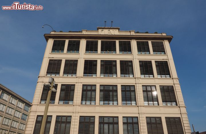 Immagine La Palazzina Fiat è uno degli edifici storici del Lingotto di Torino - © Claudio Divizia / Shutterstock.com