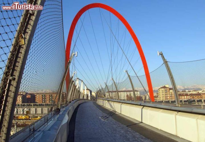 Immagine L'Arco olimpico di Torino che unisce il Lingotto a Piazza Galimberti - © Claudio Divizia / Shutterstock.com