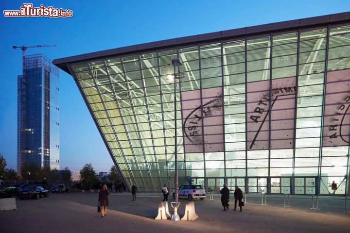 Immagine L'Oval Lingotto di Torino costruito in occasione della olimpiadi 2006, come pista per il pattinaggio, fa parte oggi degli edifici che ospitano le principali manifestazioni fieristiche del Lingotto, tra cui il Salone internazionale del Libro di Torino - © andersphoto / Shutterstock.com