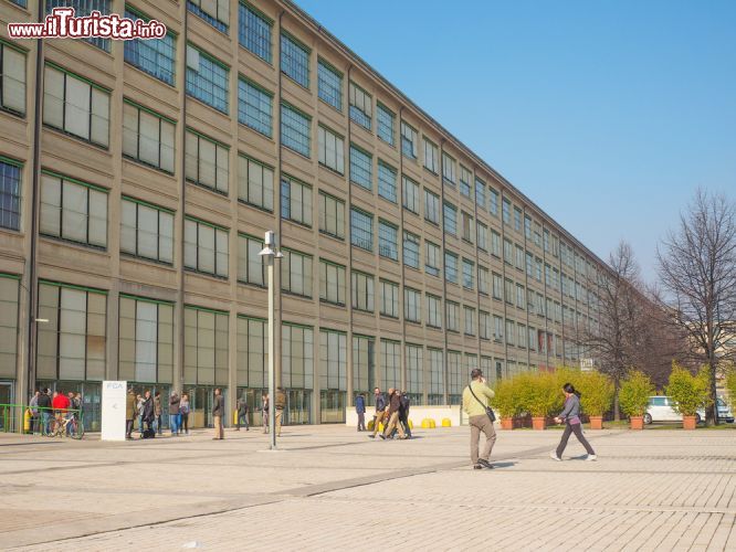 Immagine La palazzina centrale del Lingotto dove si trova la 8 gallery di Torino - © Claudio Divizia / Shutterstock.com