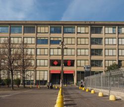 L'edificio che ospita la 8 gallery del Lingotto di Torino - © Claudio Divizia / Shutterstock.com 