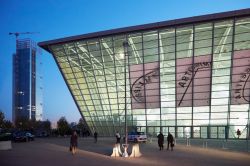 L'Oval Lingotto di Torino costruito in occasione della olimpiadi 2006, come pista per il pattinaggio, fa parte oggi degli edifici che ospitano le principali manifestazioni fieristiche del ...