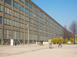 La palazzina centrale del Lingotto dove si trova la 8 gallery di Torino - © Claudio Divizia / Shutterstock.com 