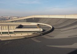 La storica pista sopraelevata del Lingotto di Torino. Le curve paraboliche consentivano alle automobili di raggiungere i 90 km/h, velocità notevole per l'epoca - © Claudio Divizia ...