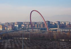 Il ponte pedonale che raggiunge il Lingotto è suggellato dall'Arco Olimpico di Torino, creato per celebrare i giochi olimpici invernali del 2006 - © Claudio Divizia / Shutterstock.com ...