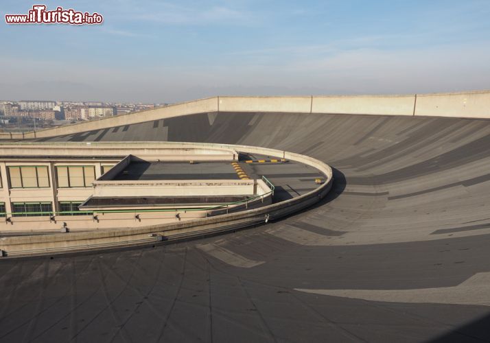 Immagine La storica pista sopraelevata del Lingotto di Torino. Le curve paraboliche consentivano alle automobili di raggiungere i 90 km/h, velocità notevole per l'epoca - © Claudio Divizia / Shutterstock.com