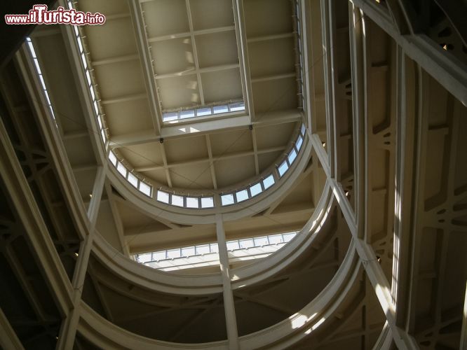 Immagine La rampa elicoidale che serviva per fare accedere le automobili alla pista sopraelevata del Lingotto - © Claudio Divizia / Shutterstock.com