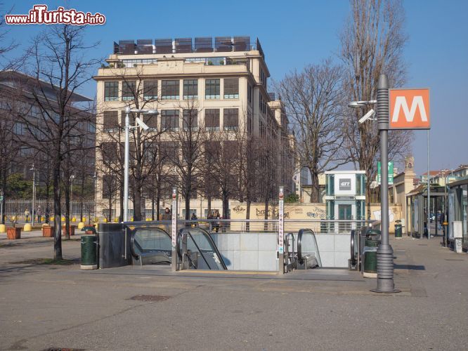 Immagine La stazione della  metropolitana del Lingotto, e sullo sfonfo la Palazzina Fiat - © Claudio Divizia / Shutterstock.com