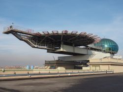 La bolla di Renzo Piano, una sala meeting, e l'annesso eliporto del Lingotto di Torino - © Claudio Divizia / Shutterstock.com 