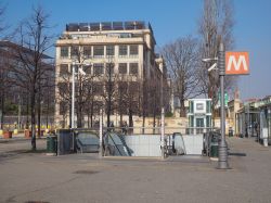 La stazione della  metropolitana del Lingotto, e sullo sfonfo la Palazzina Fiat - © Claudio Divizia / Shutterstock.com 