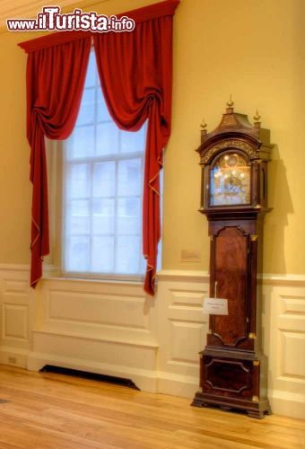 Immagine Un particolare dell'arredamento d'epoca della Council Chamber, la grande sala della Old State House di Boston - © Brian M. Kutner