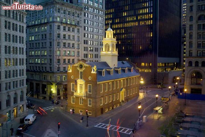 Immagine L'esterno della Old State House: oggi l'antico edifico è completamente circondato dai grattacieli del centro di Boston - © Peter Vanderwarker