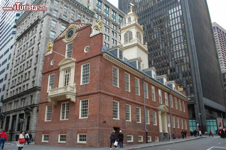 Immagine Il balcone della Old State House dove venne proclamata la dichiarazione d'Indipendenza di Boston nel 1776. La casa era stata costruita poco più di 50 anni prima.