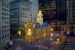 L'esterno della Old State House: oggi l'antico edifico è completamente circondato dai grattacieli del centro di Boston - © Peter Vanderwarker
