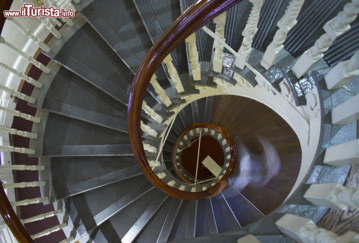 Immagine La scala a chiocciola all'interno della Old State House di Boston. I due piani dell'edificio sono adibiti a museo - © George Burba / Shutterstock.com