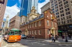 Una piccola costruzione ma un grande pezzo di storia americana: la Old State House di Boston ci racconta il periodo del Tea Party e della dichiarazione d'Indipendenza americana- © f11photo ...