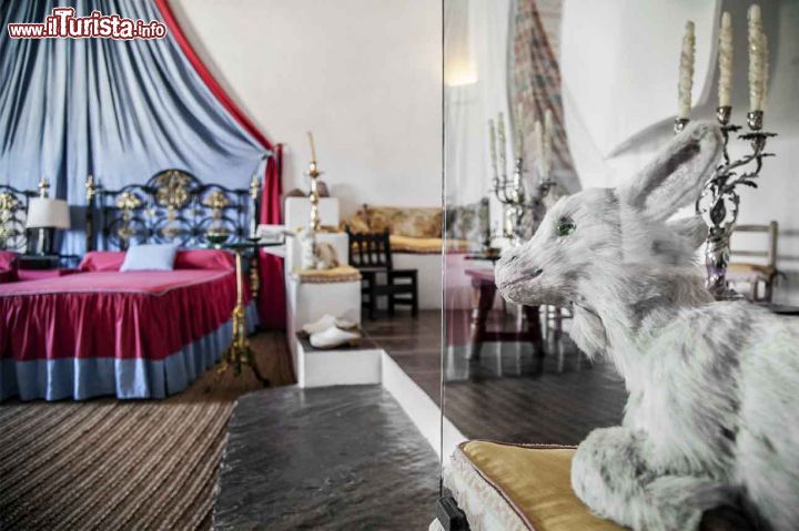 Immagine Dettaglio camera da letto della casa di Portlligat, con un agnellino imbalsamato in primo piano - © Claudia Casadei / amarcordbarcellona.com