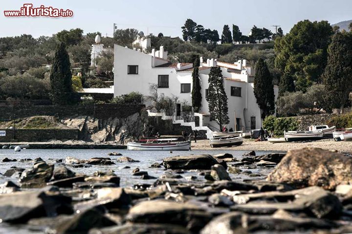 Immagine La casa di Salvador Dali vista dalla costa di Portlligat, Costa Brava della Catalogna (Spagna) - © Claudia Casadei / amarcordbarcellona.com