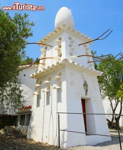 Immagine La piccionaia  con il particolare grande uovo della Casa-Museo Dali a Portlligat in Spagna - © nito / Shutterstock.com