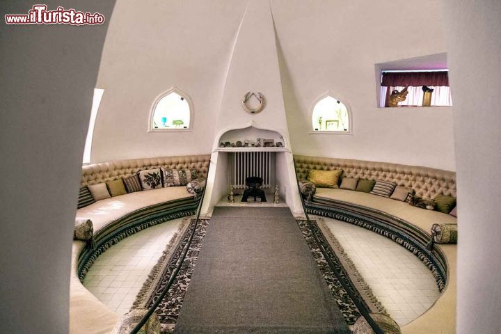 Immagine La sala ovale dove la compagna di Salvador Dali, Gala si riposava e leggeva - © Claudia Casadei / amarcordbarcellona.com