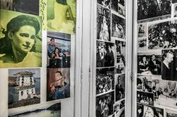La cabina armadio della Casa-Museo di Salvador Dalì completamente tappezzata dalle foto ricordo dei due innamorati - © Claudia Casadei / amarcordbarcellona.com