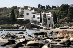 La casa di Salvador Dali vista dalla costa di Portlligat, Costa Brava della Catalogna (Spagna) - © Claudia Casadei / amarcordbarcellona.com
