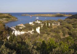 Il panorama di Portlligat: ecco la baia dove si trova la Casa-Museo di Salvador Dali a Cadaques in Spagna - © Jordi C / Shutterstock.com