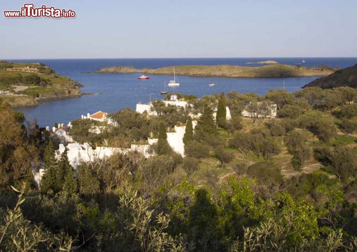 Immagine Il panorama di Portlligat: ecco la baia dove si trova la Casa-Museo di Salvador Dali a Cadaques in Spagna - © Jordi C / Shutterstock.com