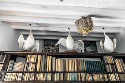 La sala dei cigni o per meglio dire la biblioteca della Casa-Museo di Salvador Dali a Cadaques, in Spagna - © Claudia Casadei / amarcordbarcellona.com