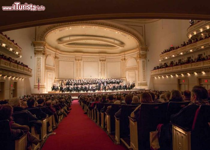 Immagine Isaac Stern Auditorium la platea della sala principale delle tre di Carnegie Hall di New York City. Questa può contenere oltre 2.800 spettatori - © www.carnegiehall.org