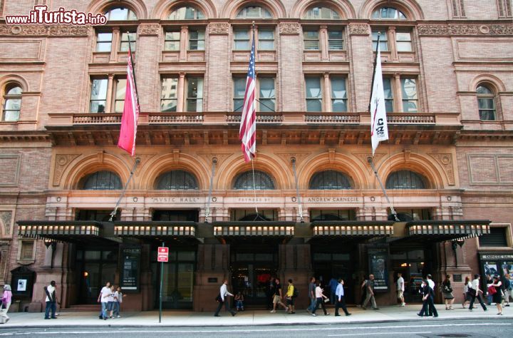 Immagine Ingresso sulla settima strada alla Carnegie Hall di New York City - © Juan Aunion / Shutterstock.com