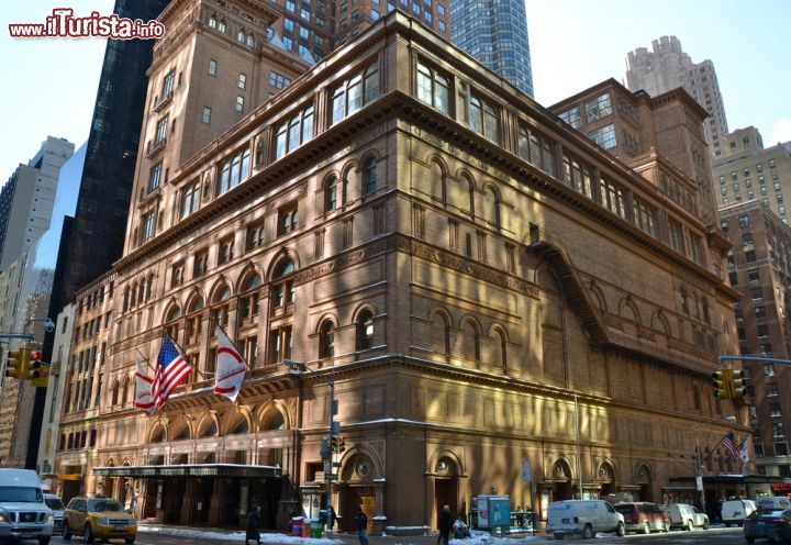 Immagine L'edificio della Carnegie Hall, datato 1891, si trova lungo la Seventh Avenue di Midtown Manhattan, a New York City - © Victoria Lipov / Shutterstock.com