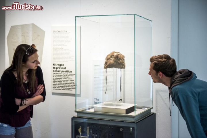 Immagine Il berretto che indossava la mummia di Otzi, esposto in una teca del Museo Archeologico di Bolzano - © Museo Archeologico dell’Alto Adige/foto-dpi.com