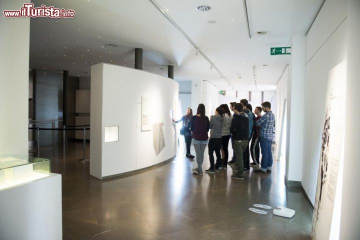 Immagine La visita di alcuni turisti al Museo di Otzi, bellissima e moderna struttura per tutti gli appassionati di archeologia che vengono in gita a Bolzano - © Museo Archeologico dell’Alto Adige/foto-dpi.com