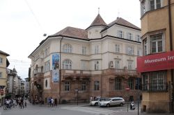 L'edificio in via museo 43 che ospita le sale del Museo Archeologico dell'Alto Adige a Bolzano - © wikipedia