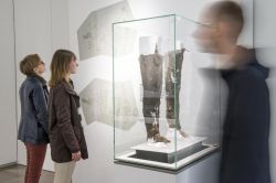 I gambali di Otzi visita al Museo Archeologico ...