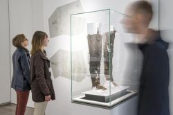 I gambali di Otzi visita al Museo Archeologico di Bolzano - © Museo Archeologico dell’Alto Adige/foto-dpi.com