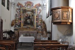 La chiesa Santa Maria Incoronata, si trova lungo il vialetto d'accesso alla residenza nobiliare di Palazzo Vertemate Franchi a Piuro di Chiavenna