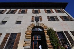 La facciata e l'ingresso di Palazzo Vertemate Franchi a Chiavenna