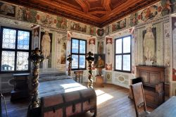 La Stanza delle Cariatidi, la lussuosa camera all'interno del Palazzo Vertemate Franchi di Piuro a Chiavenna