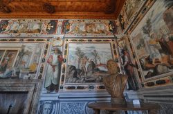 Una stanza riccamente affrescata all'interno di di Palazzo Vertemati Franchi a Piuro di Chiavenna