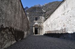 Il viale di Ingresso e la chiesa annessa al Palazzo Vertemate Franchi  di Chiavenna