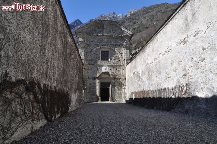 Immagine Il viale di Ingresso e la chiesa annessa al Palazzo Vertemate Franchi  di Chiavenna