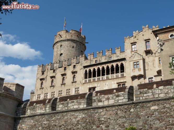 Immagine La parte antica della fortezza del Buonconsiglio di Trento: la loggia e il mastio medievale. Il castello fu di proprietà dei vescovi di Trento fino all'inizio del 19° secolo - © Route66 / Shutterstock.com