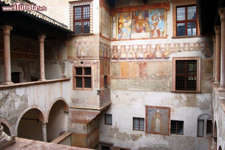 Immagine Il cortile interno, a loggiati sovrapposti, del Castello del Buonconsiglio di Trento - © Daniel Prudek / Shutterstock.com