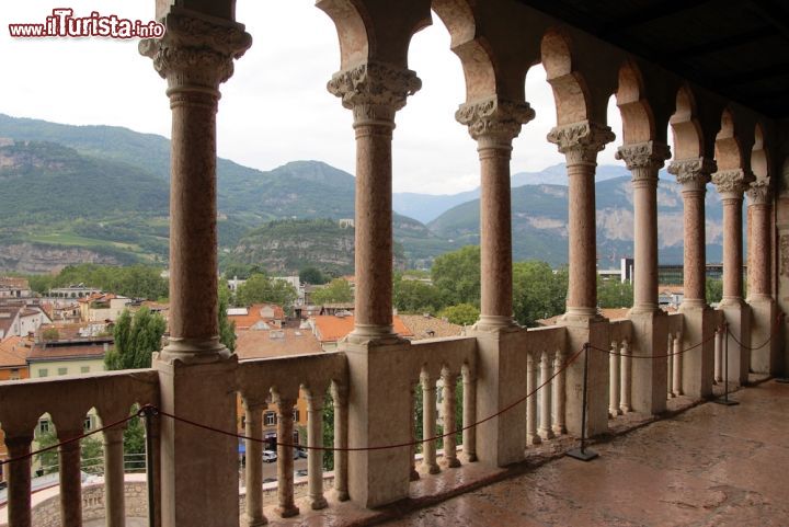 Immagine La loggia Veneziana, in stile gotico offre dal Castello del Buonconsiglio un bel panorama sulla città di Trento - © Daniel Prudek / Shutterstock.com