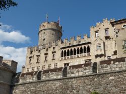 La parte antica della fortezza del Buonconsiglio di Trento: la loggia e il mastio medievale. Il castello fu di proprietà dei vescovi di Trento fino all'inizio del 19° secolo - Route66 ...