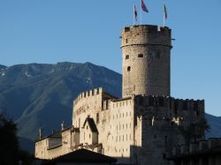 Il Mastio , anche conosciuto come la Torre d'Augusto, è il simbolo del Castello del Buonconsiglio a Trento - © Route66 / Shutterstock.com