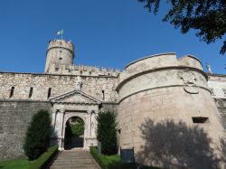 Mura esterne del Castello del Buonconsiglio: in basso si nota la porta di San Vigilio - © Route66 / Shutterstock.com