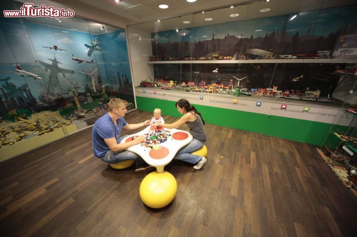Immagine Una famiglia in visita al Museo Lego di Praga: è una ideale location per fare divertire i vostri piccoli